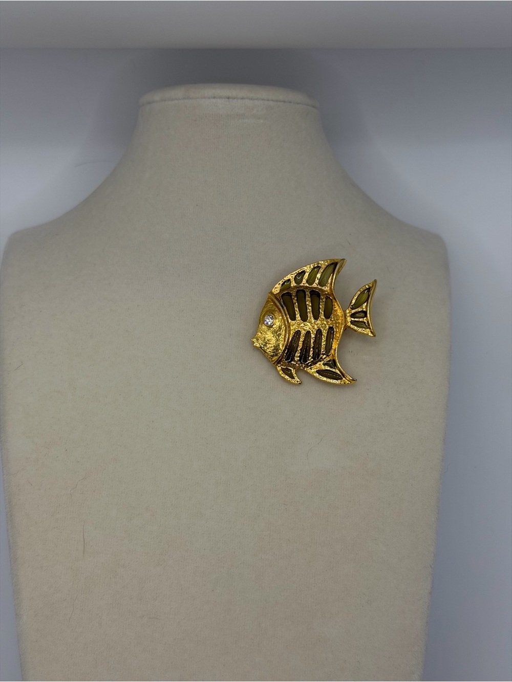 Vintage Gold Tone Tropical Fish Brooch Pin Green Enamel Rhinestone Eye